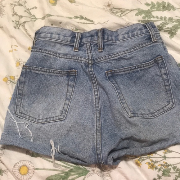 Vintage distressed high waisted denim shorts - Picture 2 of 4